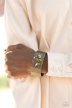 Load image into Gallery viewer, Flickering Fortune Paparazzi Exclusive 2022 Convention Preview